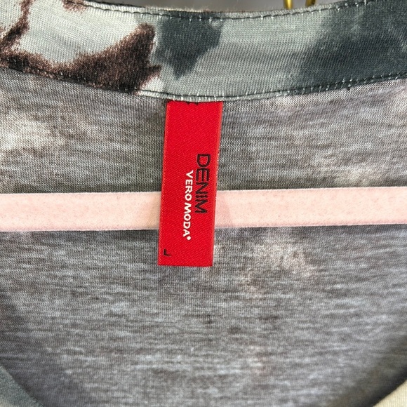 Vero Moda Black and Gray Ruffled Blouse with Cap Sleeves - Picture 2 of 5